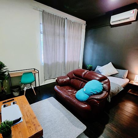 Upspot Kuching Waterfront Premium Hostel Esterno foto