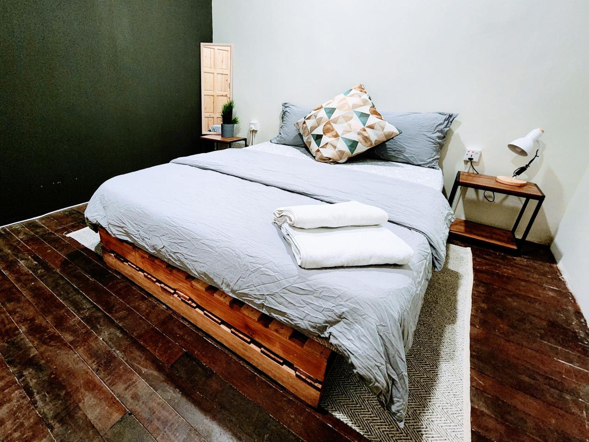 Upspot Kuching Waterfront Premium Hostel Esterno foto
