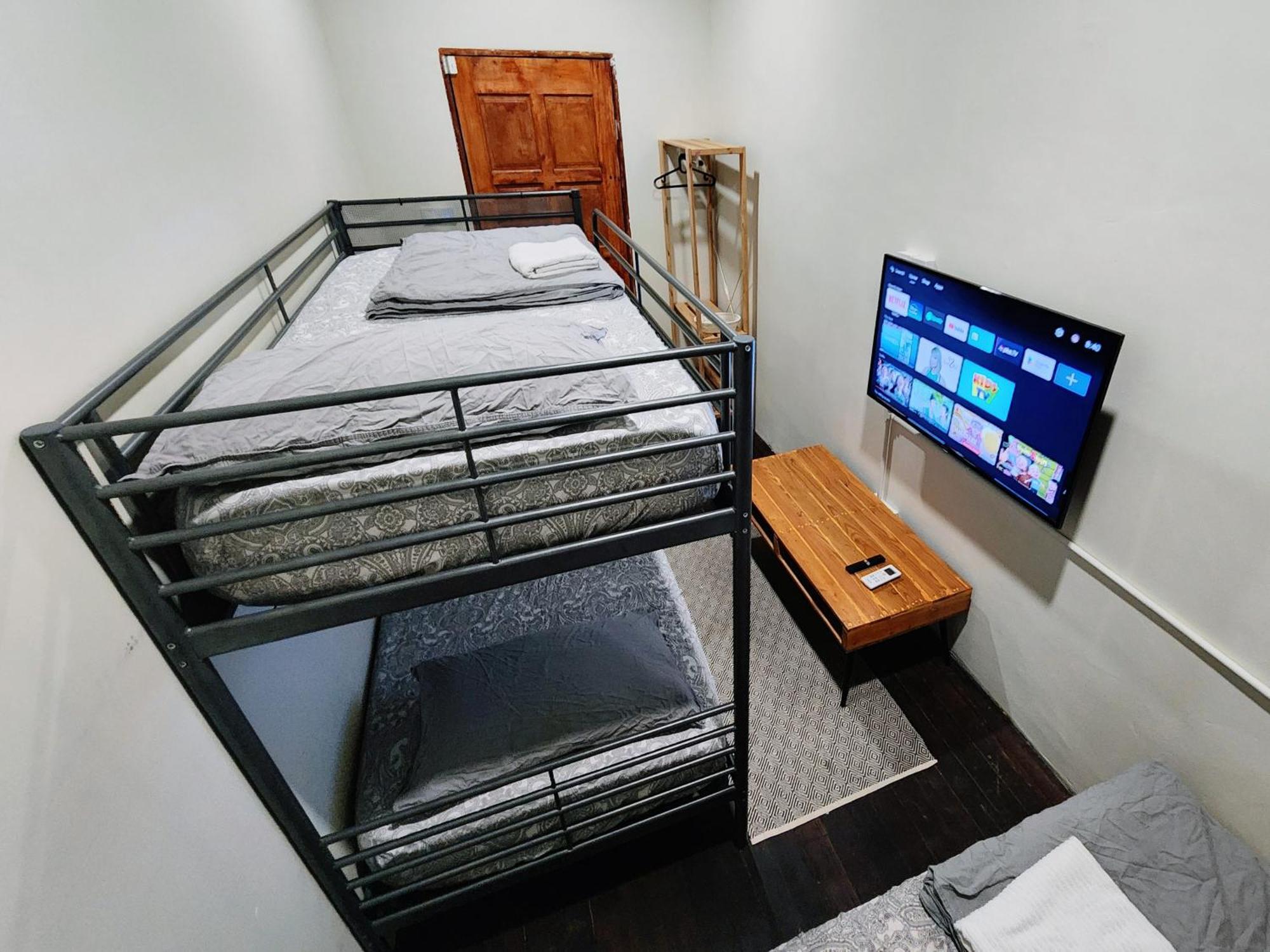 Upspot Kuching Waterfront Premium Hostel Esterno foto