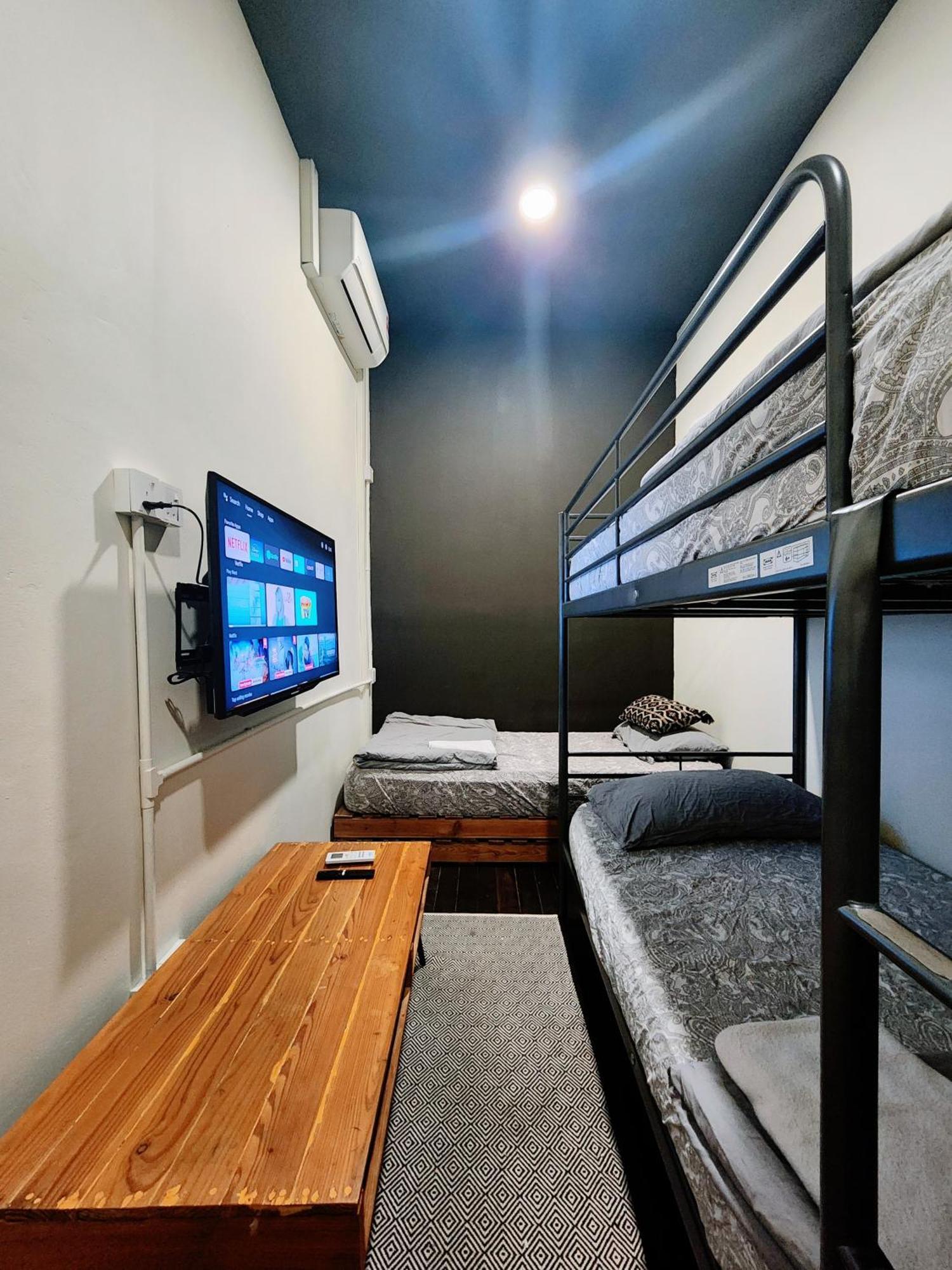 Upspot Kuching Waterfront Premium Hostel Esterno foto