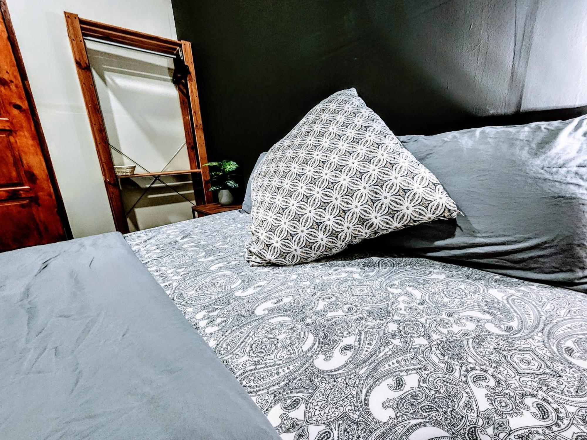Upspot Kuching Waterfront Premium Hostel Esterno foto