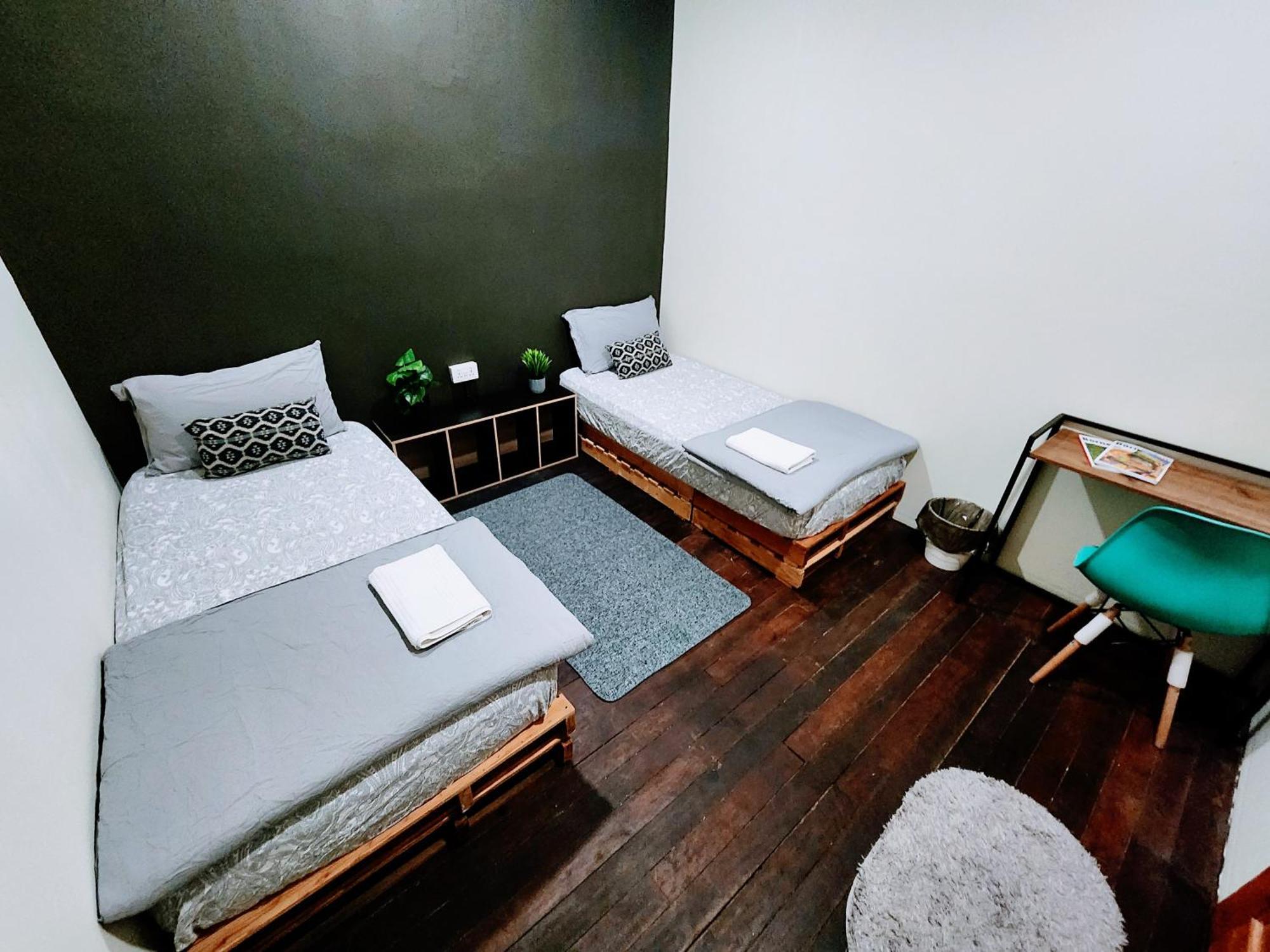Upspot Kuching Waterfront Premium Hostel Esterno foto
