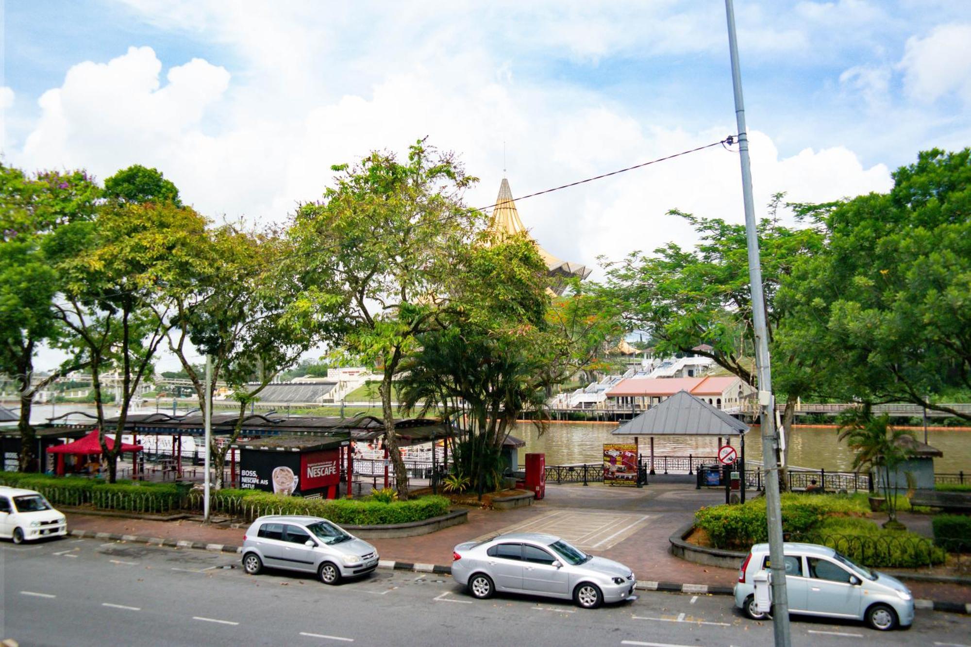 Upspot Kuching Waterfront Premium Hostel Esterno foto