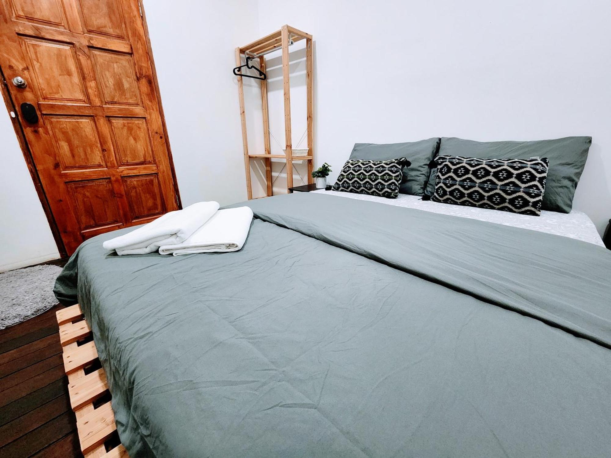 Upspot Kuching Waterfront Premium Hostel Esterno foto