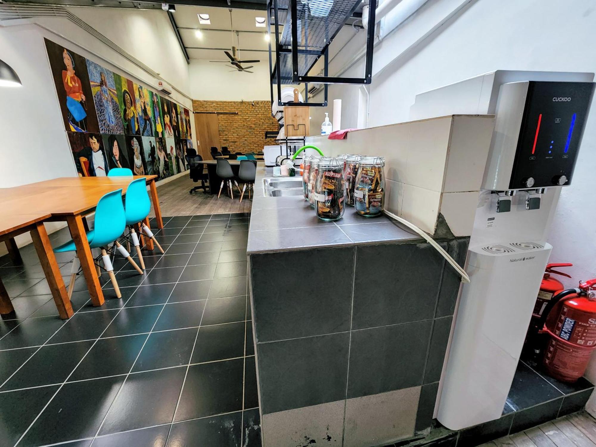 Upspot Kuching Waterfront Premium Hostel Esterno foto