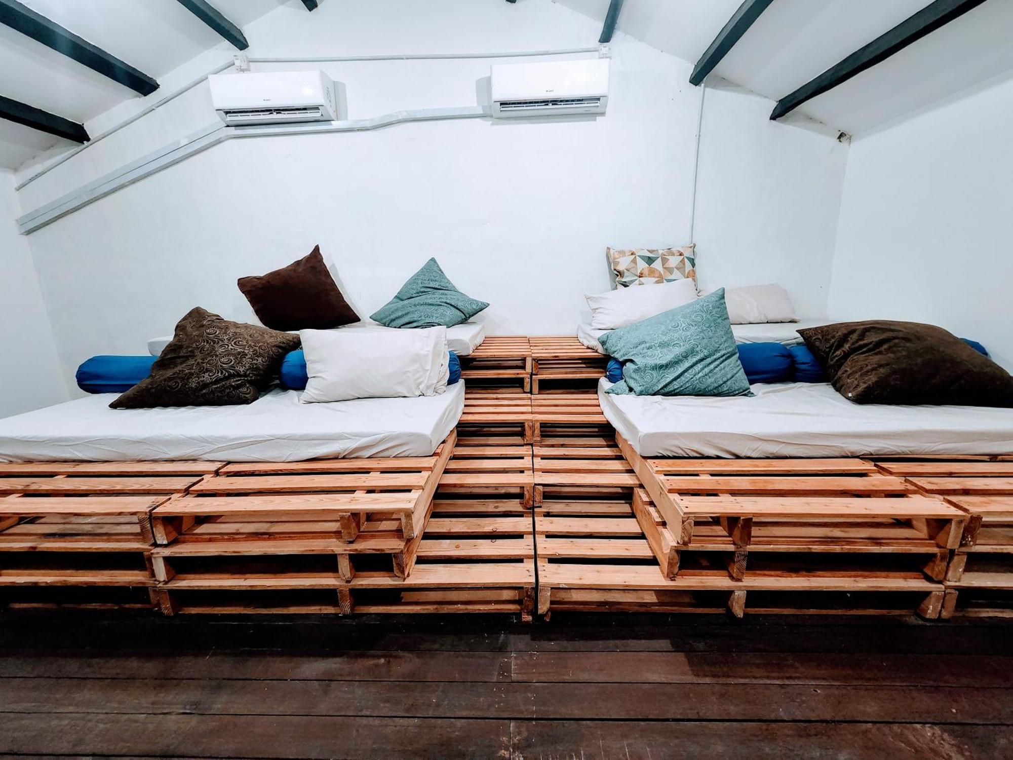 Upspot Kuching Waterfront Premium Hostel Esterno foto