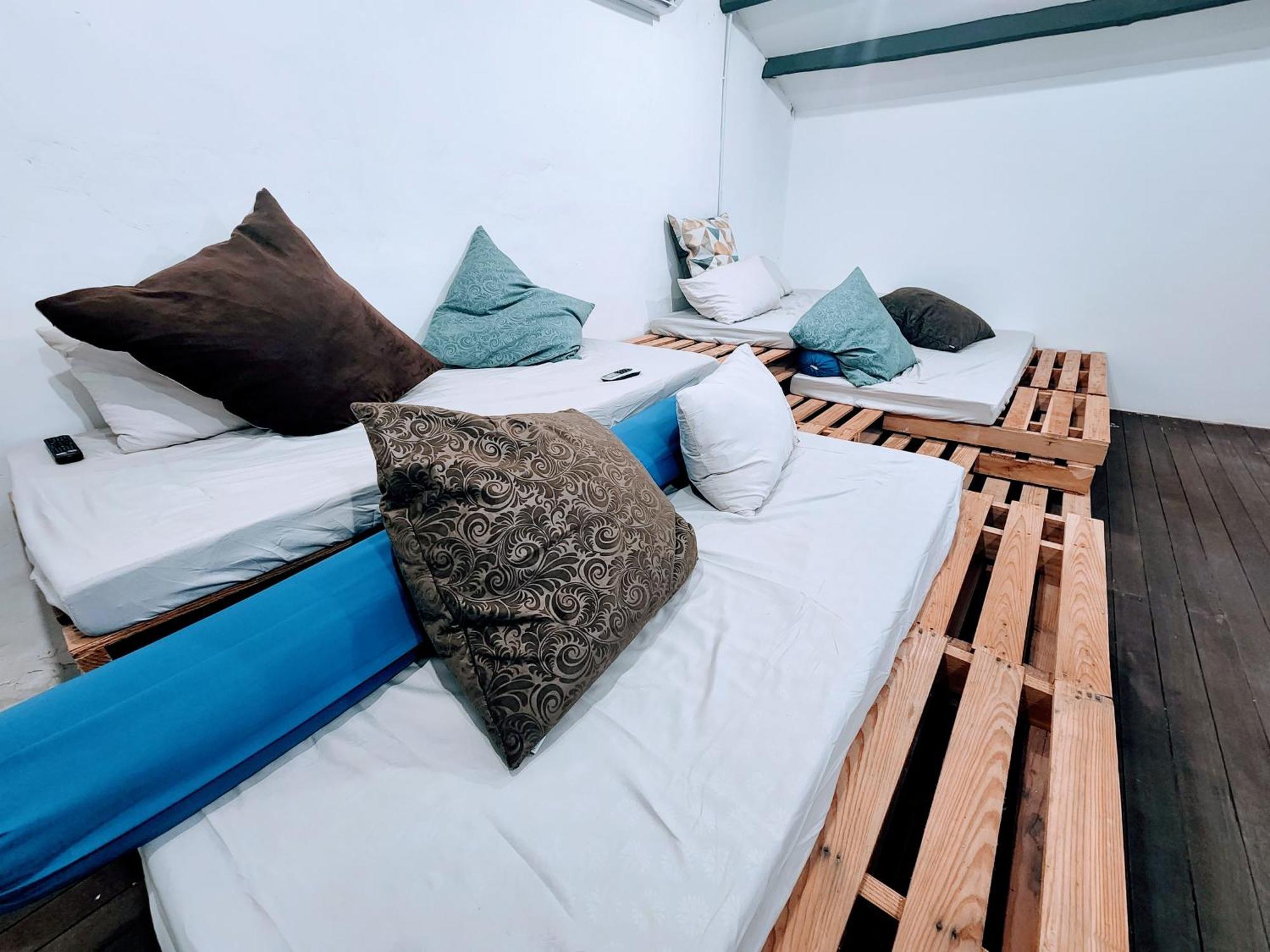 Upspot Kuching Waterfront Premium Hostel Esterno foto