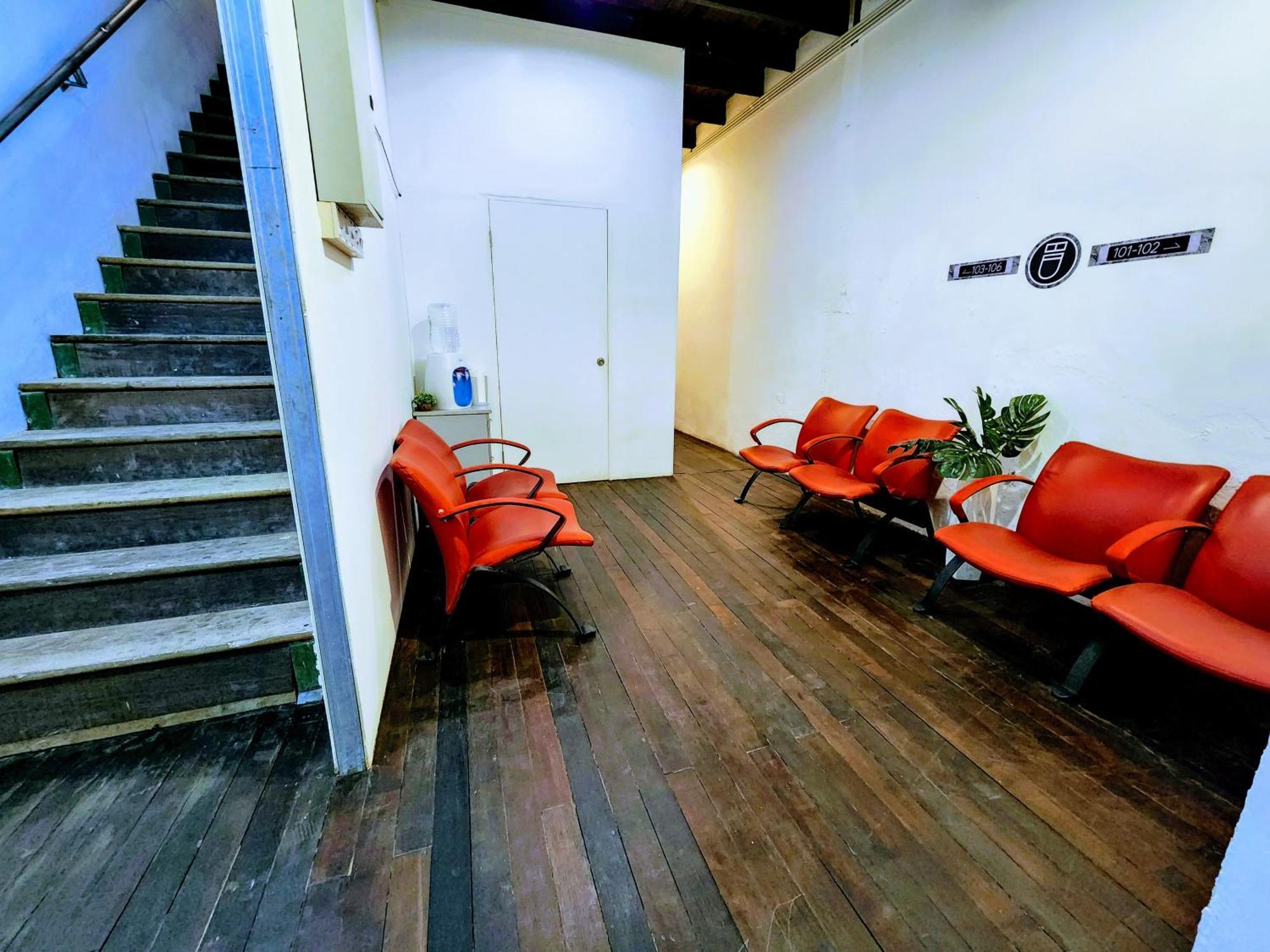 Upspot Kuching Waterfront Premium Hostel Esterno foto