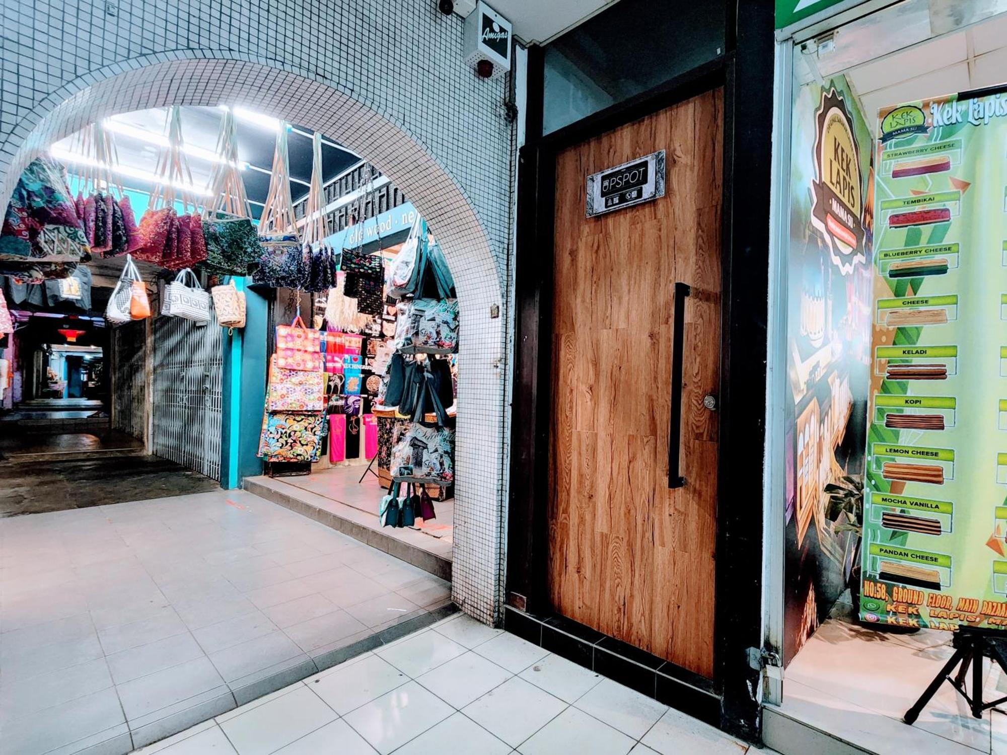 Upspot Kuching Waterfront Premium Hostel Esterno foto