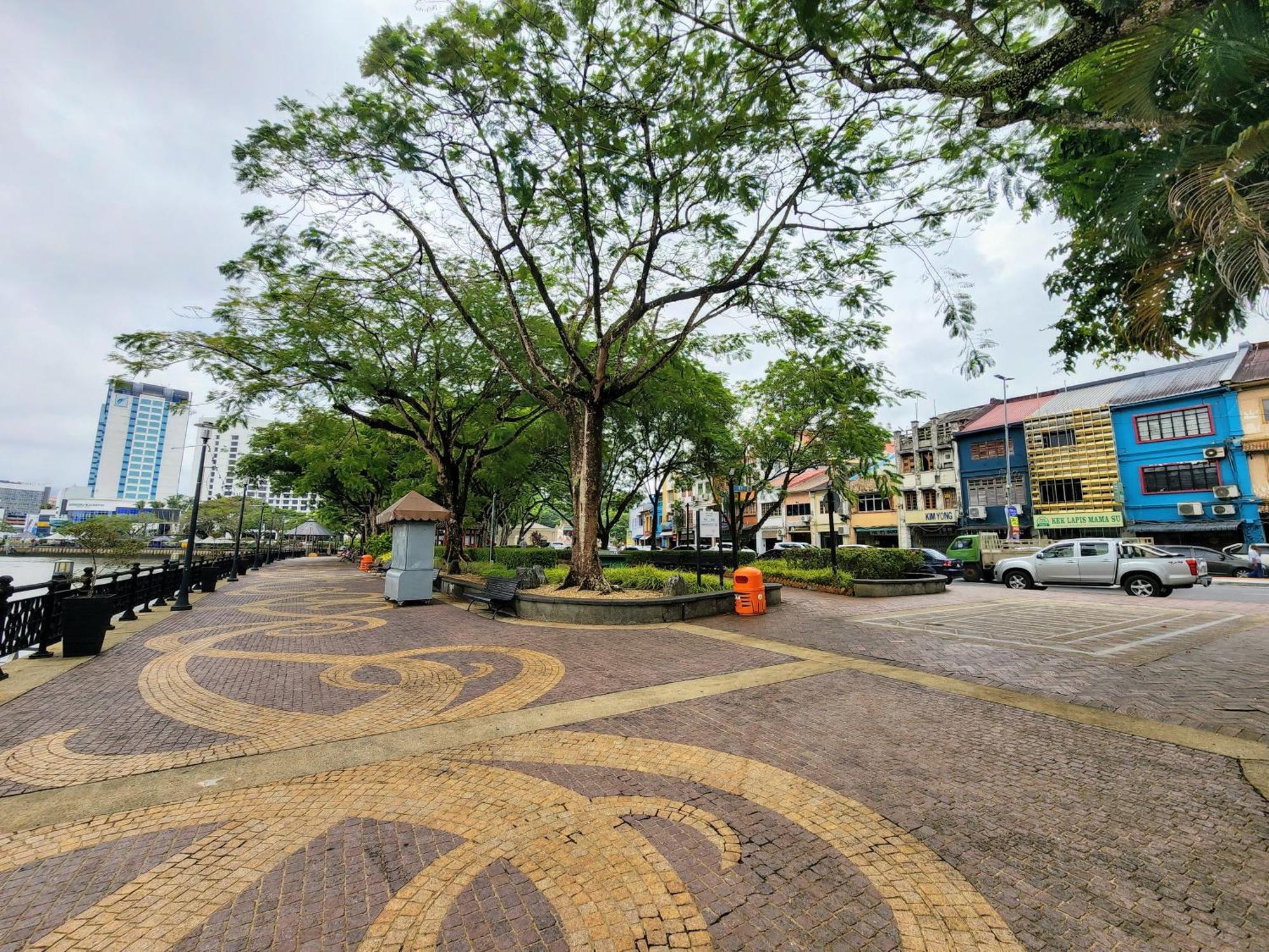 Upspot Kuching Waterfront Premium Hostel Esterno foto