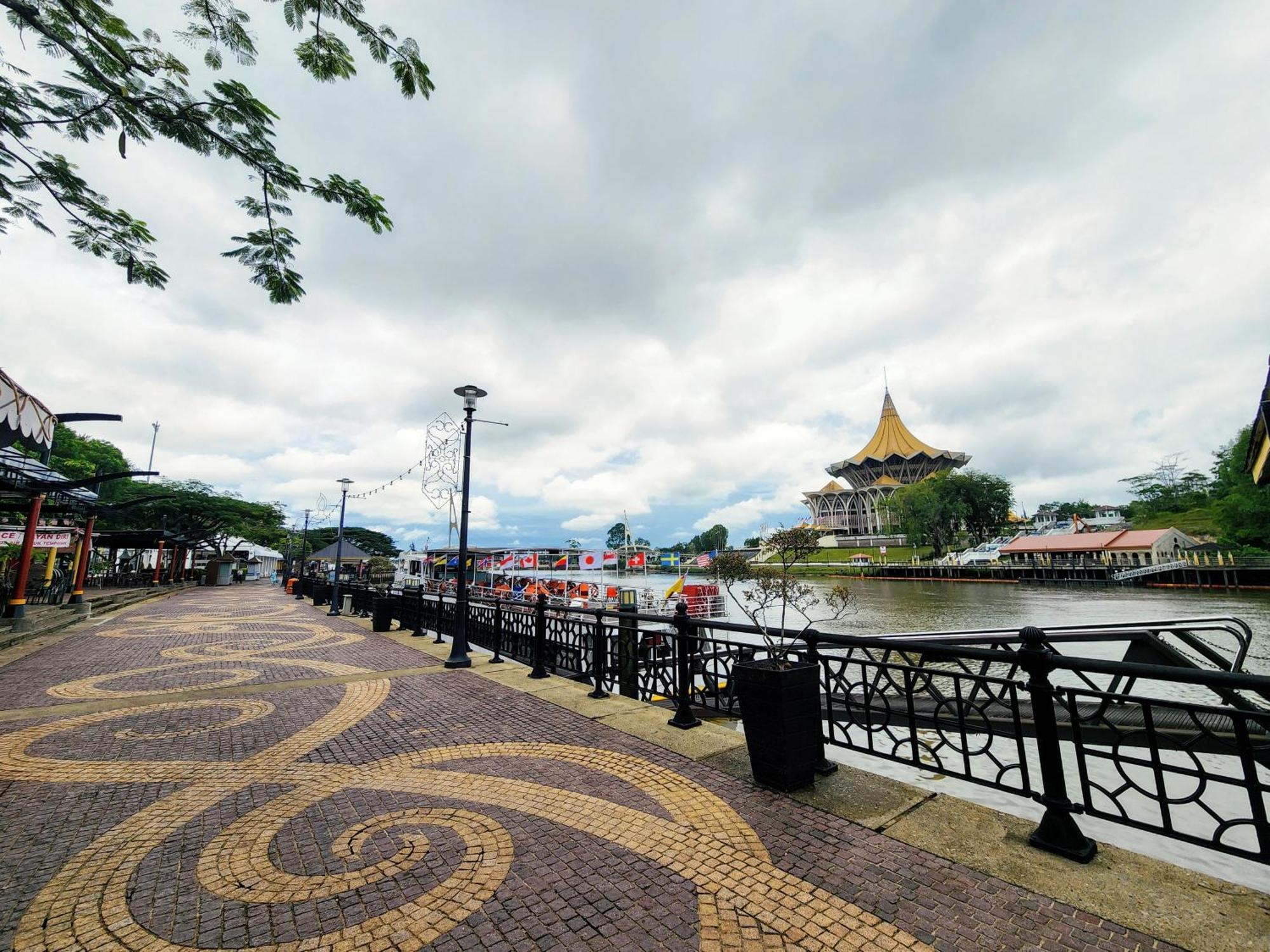 Upspot Kuching Waterfront Premium Hostel Esterno foto