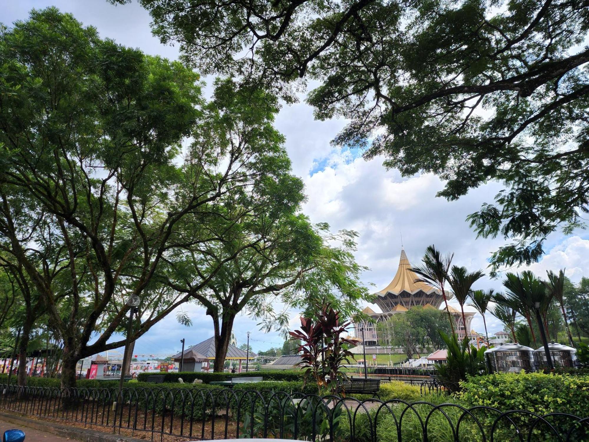 Upspot Kuching Waterfront Premium Hostel Esterno foto